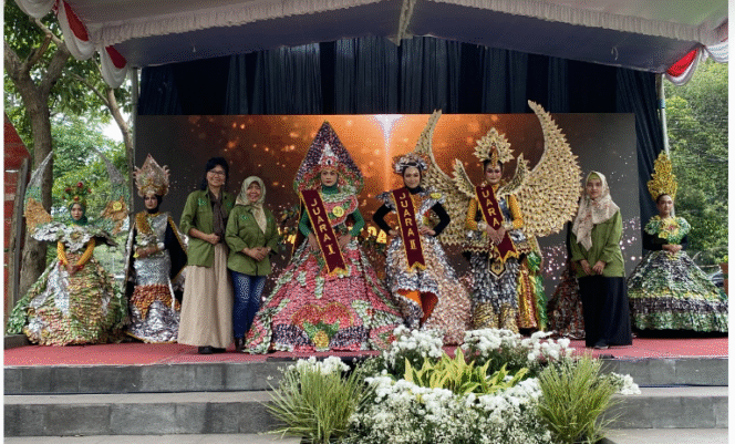 
					Memperingati Hari Lingkungan Hidup Sedunia 2025, Dinas Lingkungan Hidup (DLH) Kabupaten Jombang kembali menggelar kegiatan tahunan Jombang Eco Creative (JEC) 2025 pada Kamis, 26 Juni 2025, di Ruang Terbuka Hijau (RTH) Taman Kebon Ratu, Jombang. Foto: jombangkab.go.id