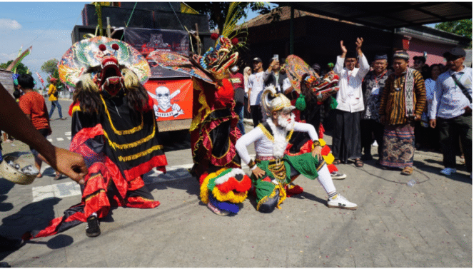 
					Penuh semangat dan meriah acara pwasai gunungan yang dilaksanakan di Dusun Gambang, Desa Plumbon Gambang, Gudo, Jombang, yang dilaksanakan Sabtu 19 Juli 2025. Foto: Swarajombang.com/ Hadi S. Purwanto