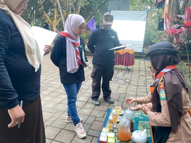 
					Tim Pramuka Madrasah Aliyah Al Hikam Jombang tampil sebagai juara I lomba pengenalan hatai dan bisnis yangf dilaksanakan oleh DLH Jombang, di lokasi taman Kahati, Wonosalam, Jombang Jumat-Sabtu, 25-26 Juli 2025. Foto: Jombangkab.go.id