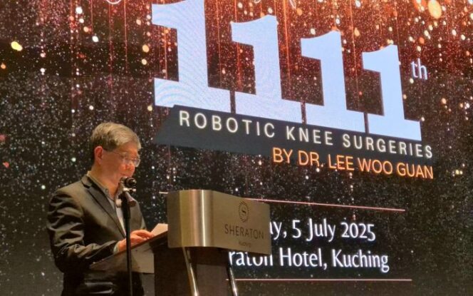 
					Dr. Lee Woo Guan telah mencetak sejarah baru dalam bidang ortopedi dan sudah berhasil melakukan operasi penggantian lutut pasien ke-1.111 (Foto: Dok. KPJ Kuching)