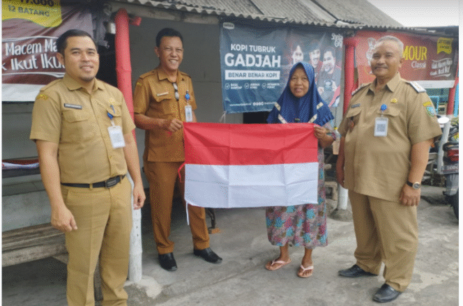 
					Camat Diwek, Jombang, Agus Sholihuddin bersam staf melaksanakan pembagian bendera merah putih kepada warga di titik tertentu, untuk menyemangati peringatan Hari Kemerdekaan ke-80 RI, Senin 28 Juli 2025. Foto: jombangkab.go.id
