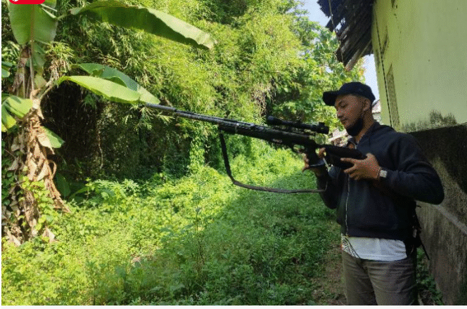 
					Seorang anggota Perbakin Mojokerto disebutkan berhasil menembak seekor monyet yang diduga menyerang anak di desa Podoroto, Kepanjen, Jombang, Sabtu 19 Juli 2025. Foto: bongkah.id