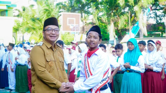 
					Foto: Istimewa
Wabup Gresik menyalami salah satu peserta didik baru UPT SMPN 6 Desa Mriyunan, Kecamatan Sidayu.