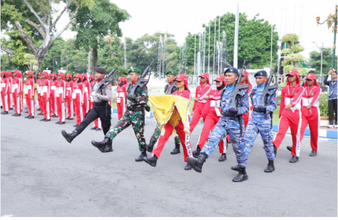 
					Sebanyak 76 calon Pasukan Pengibar Bendera Pusaka (Capaska) 2025 memulai latihan perdana. Mereka. terdiri dari 43 putra dan 33 putri, berlatih di halaman pendopo Pemkab Jombang, Rabu, 30 Juli 2025. , Mereka digembleng untuk mengemban tugas mulia pada puncak peringatan Hari Ulang Tahun ke-80 Kemerdekaan Republik Indonesia.. Foto: Diskominfo Jombang
