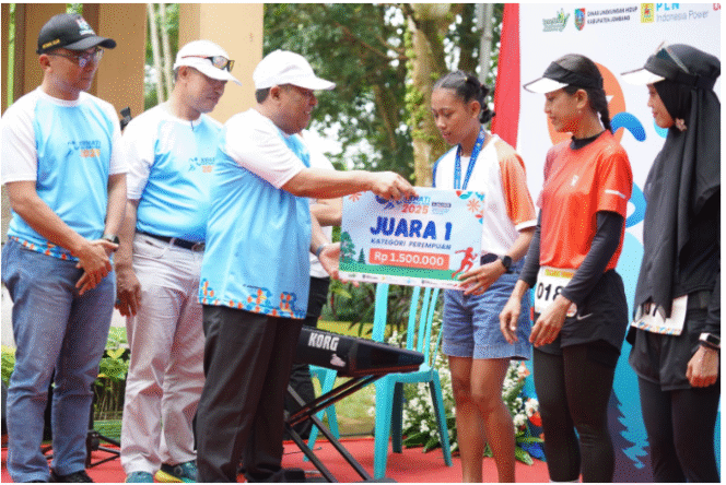 
					Wakil Bupati Jombang,m H Salmanudin Yazid menyerahkan hadiah pemenang juara lomba Kehati Trail Fun Run 2025, dilaksanakan di kawasan Taman Keanekaragaman Hayati (Kehati) Wonosalam, Minggu, 6 Juli 2025. Foto: Diskominfo Jombang