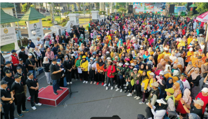 
					Buapti Warsubi dan waklinya Slamnuddin Yazid berbaur dengan massa saat dilaksanakan acara jalan sehat, memperingati hari Koperasi Nasional di alun-alun Jombang, Minggi 13 Juli 2025. Foto: Diskominfo Jombang