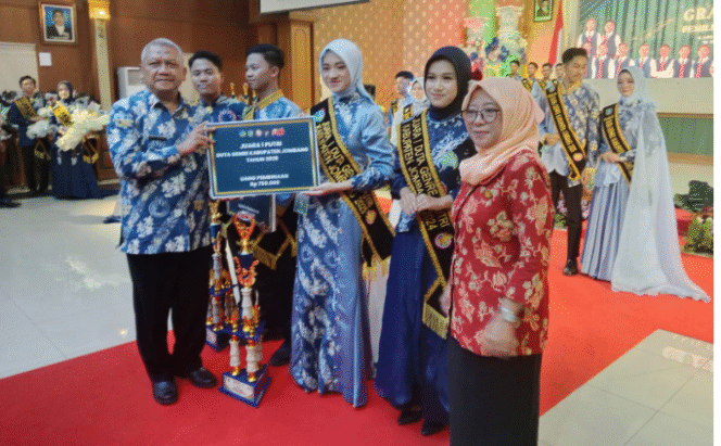 
					Penyerahan piala dan piagam juara finalis Duta GenRe Jombang 2025, di gedung Bung Tomo, Pemkab Jombang, Kamis 24 Juli 2025. Foto: jombang.kab.go.id