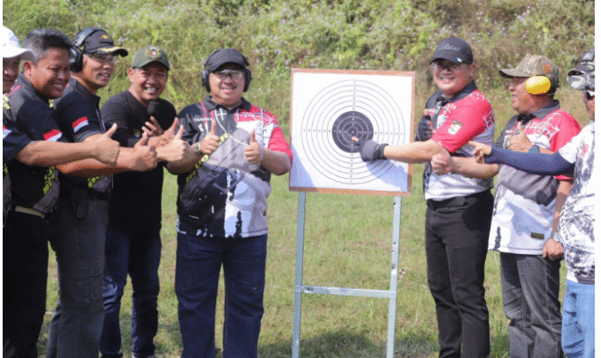 
					Bupati Warsubi tepat sasaran, nilai 10, dalam latihan menembak bersama Fokompimda Jombang lapangan tembak Polres Jombang, Sabtu 26 Juli 2025. Foto: Diskominfo Jombang.