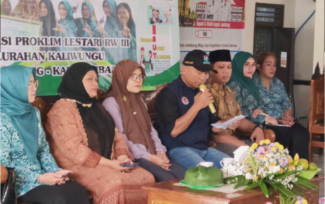 
					Tim verifikator dari Kementerian Lingkungan Hidup (KLHK) RI, bersama dengan tim dari Dinas Lingkungan Hidup (DLH) Provinsi Jawa Timur dan Kabupaten Jombang, melakukan peninjauan langsungke RW 03 Kaliwungu, Jombang, pada Sabtu, 5 Juli 2025. Foto: Jombangkab.go.id