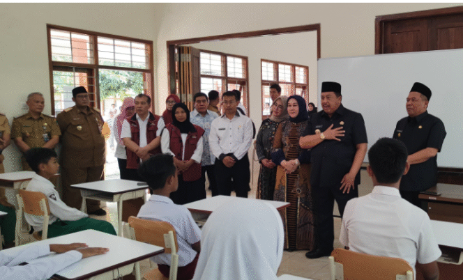 
					Bupati Jombang Warsubi bersama wakil bupati Salmanudin Yazid dsan Ketau Tim Penggerakan PKK Ny Yuliai Nugrahani meninjau langsung awal pelaksnaaan sekolah di Sekolah Rakyat 8, Jombanb, Senin 14 Juli 2025. Foto: Diskominfo Jombang