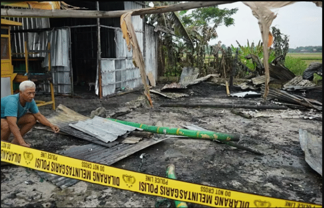 
					Jumat sore, 4 Juli 2025 sore, terjadi kebakaran melanda dua warung di Desa Bandung, Kecamatan Diwek, Jombang. warung makan milik Arifin dan warung jamu tradisional milik Siyono. Foto: istimewa