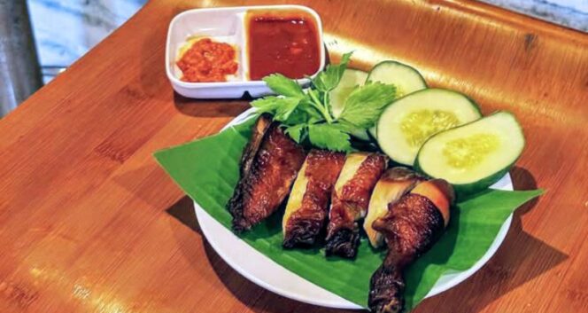 
					Hidangan Masakan Ayam Asap di Suwon Resto Surabaya (foto.ist)