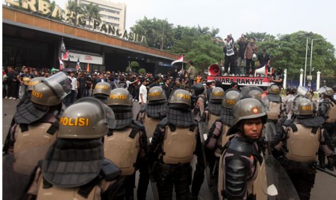 
					Besarnya gaji DPR picu demo