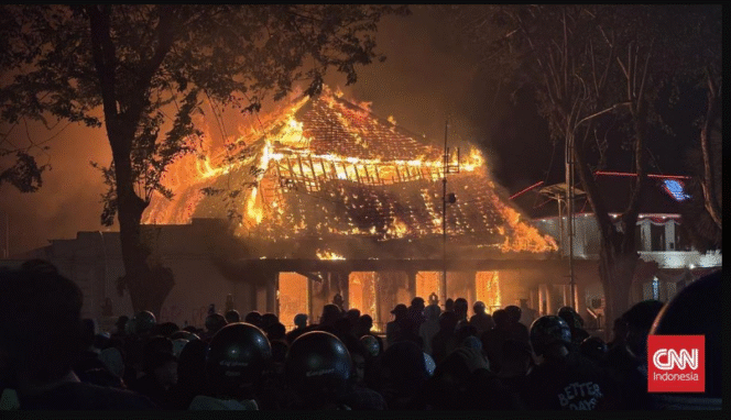 
					Massa aksi demo membakar gedung negara tempat kediaman resmi gubernur Khofifah Indar Parawansa dan perkantoran provinsi Jatim, Sabtu malam, 30 Agustus 2025. Foto: istimewa
