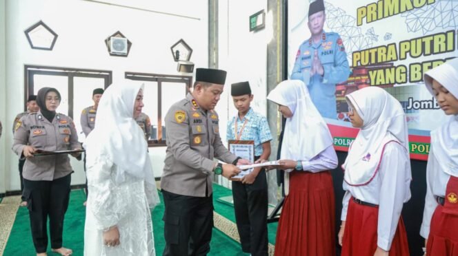 
					Kapolres Jombang saat bagikan beasiswa kepada salah satu penerima