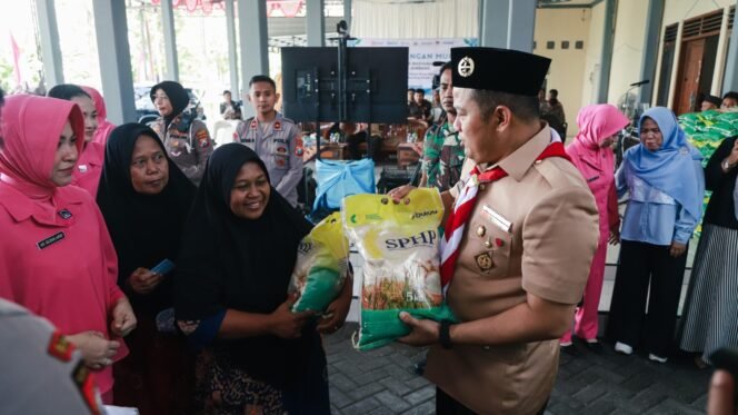 
					Kapolres bersama masyarakat saat bazar pangan murah
