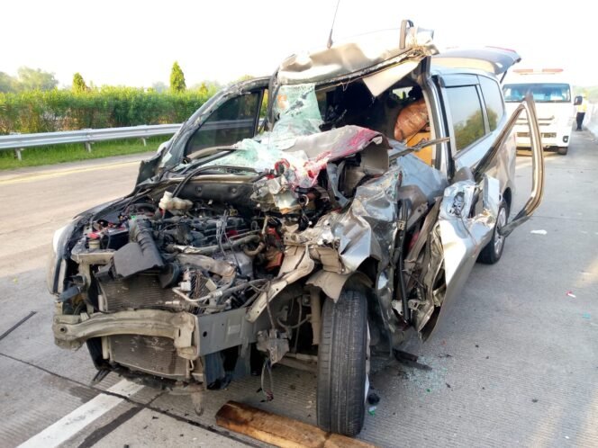 
					kondisi mobil yang dikendarai ketiga korban usai tabrakan