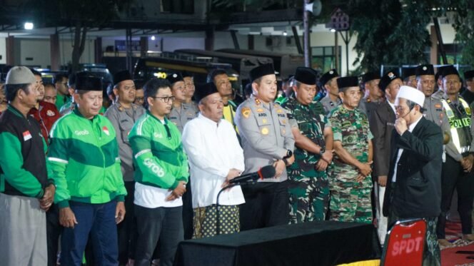 
					Polres Jombang Gelar Salat Gaib dan Doa Bersama Bersama Ratusan Ojol