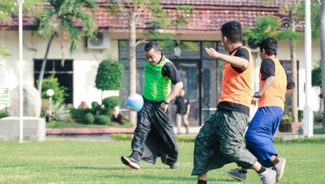 
					Kapolres Jombang saat berusaha menendang bola dengan mengenakan sarung