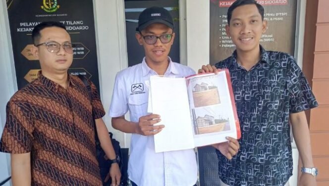 
					Rohiit (tengah) didampingi tim advokasi Harun (kanan) dan Frendy