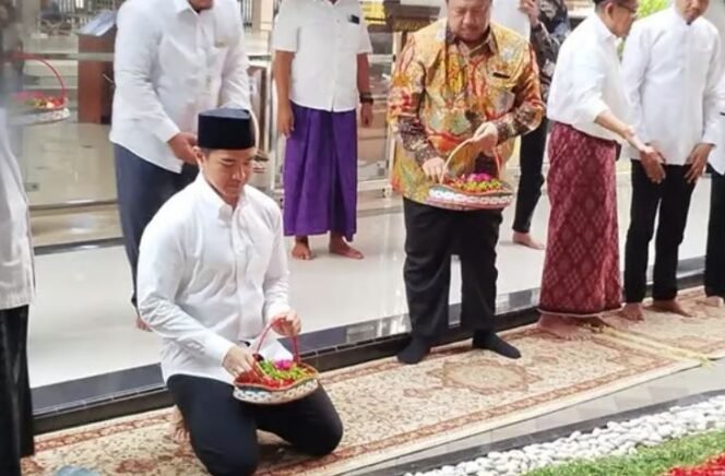 
					Ketua Umum Partai Solidaritas Indonesia (PSI), Kaesang Pangarep, saat tabur bunga di pusara Gus Dur, Jumat (22/8/2025)