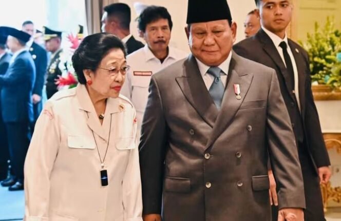 
					Presiden Prabowo Subianto (kanan) dan Presiden Ke-5 RI Megawati Soekarnoputri dalam Upacara Peringatan Hari Lahir Pancasila, Senin (2/6).(Foto: BPMI Setpres/Laily Rachev) 