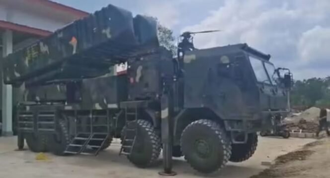 
					Rudal KHAN dilaporkan terlihat di Markas Batalyon Artileri Medan ke-18 (Yonarmed 18/Buritkang Tenggarong) sejak 1 Agustus 2025. (Facebook/ASEAN Defense Studies) 