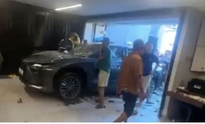 
					Rumah seisinya dijarah dan dirusak