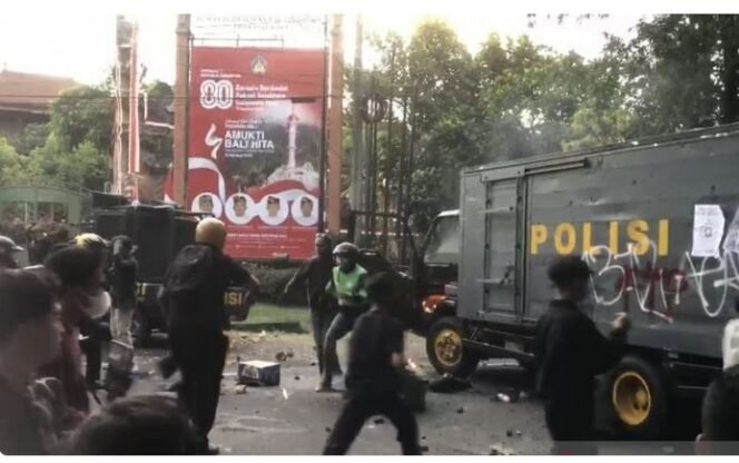 
					Bali juga alami kerusuhan
