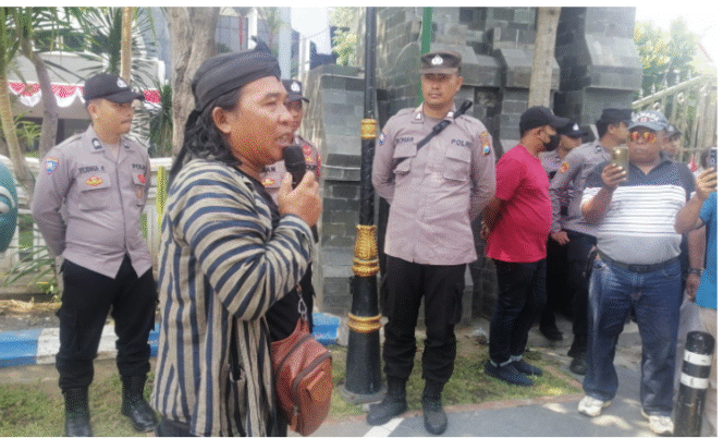 
					Koordinator Forum Pemuda Jombatan Bersatu (FPJB), Aan Teguh Prihanto, menyampaikan hasil pertemuannya dengan Sekda Jombang Agus Purnomo, Ketua DPRD Jombang Hadi Atmaji, dan beberapa kepala dinas, Kamis 7 Agustus 2025. Foto: swarajombang.;com/ aditya prayogo