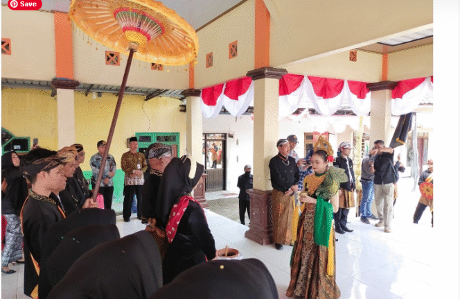 
					Warga desa Karangdagangan, kecamatan Bandar Kedungmulyo, Jombang, menyelenggara acara ritual dan kirab upacara Piuning Sapta Tirta, untuk memperingati hari jadi desa Karangdagangan, Kamis 14 Agustus 2025. Foto: Jombangkab.go.id