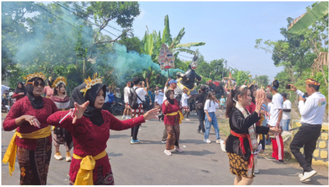 
					Inilah atraksi teaterical peserta karnaval di desa Mejoyolosari, kecamatan Gudo, Jombang, Minggu 24 Agustus 2025. Acara berlangsung meriah mulai pukul 07.00 - 13.000 WIB. Foto: swarajombang.com/ priyo suwarmo