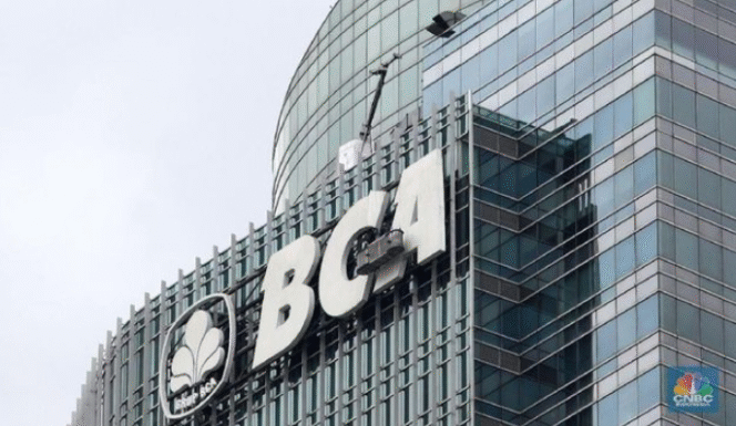 
					Presiden Prabowo Subianto mengajukan usul untuk akuisisi 51 persen saham BCA, akan tetapi mendapat perlawanan dianggap sebagai ides sesat. Kini bola bergulir di tangan  DPR RI. Foto: cnbc.com