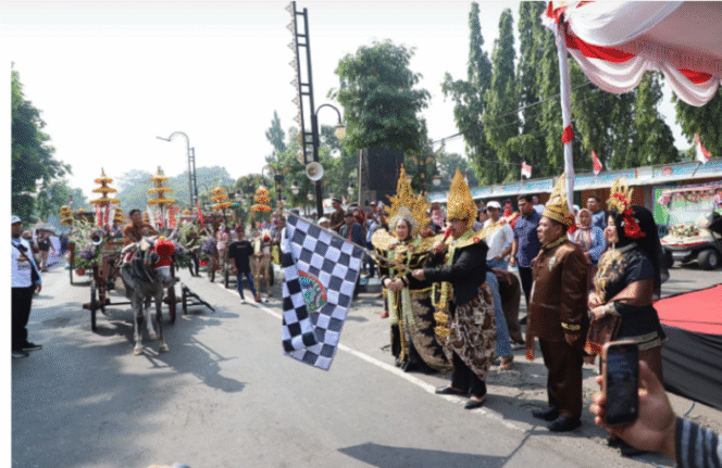 
					Bupati Warsubi didampingi wakil Salmanudin Yazid, mengibarkan bendera start,  memberangkatkan kranaval hasil bumi pada acara peringatan HUT ke-80 Prokalami RI, Sabtu 23 Agustus 2025. Foto: Jombangkab.go.id