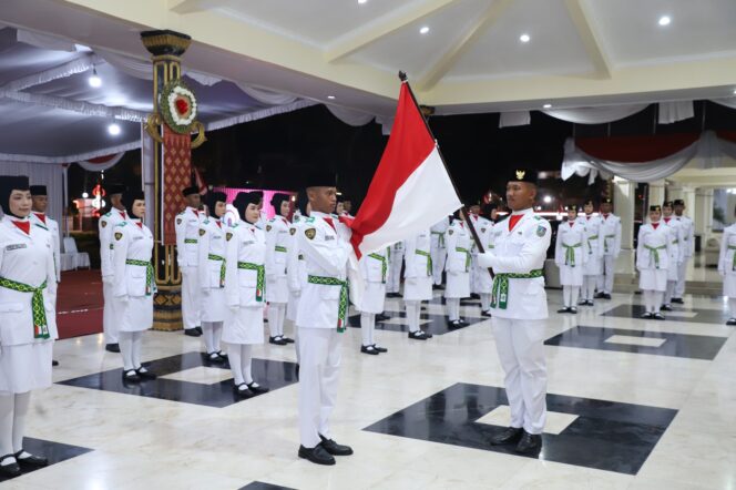 
					Bupati Jombang, Warsubi mengukuhkan sebanyak 74 putra putri Jombang sebagai pasukan pengibar bendera pusaka (Paskibraka) pada upacara peringatan HUT ke 80 Proklamasi RI. Pengukuhan dilaksanakan di pendopo Pemkab Jombang, Jumat malam,  15 Agustus 2025. Foto: Jombangkab.go.ide