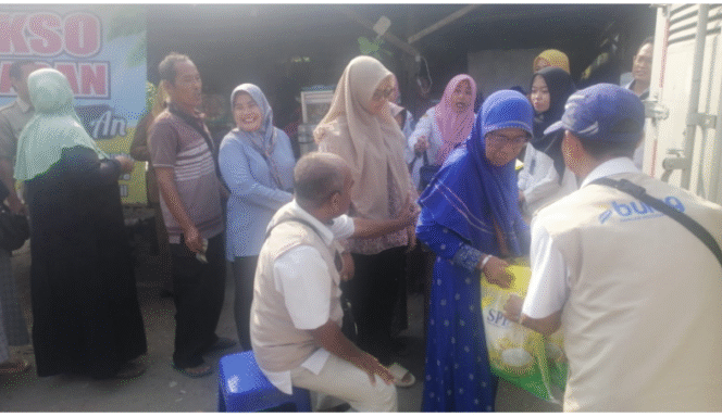 
					Pria wanita berdatangan ke lokasi Pasar Murah dan Operasi pasar Disdagrin Jombang, yang dilaksanakan di Pasar Tjoekir, Jombang, Selasa 5 Agustus 2025. Foto: swarajombang.com/ priyo suwarno