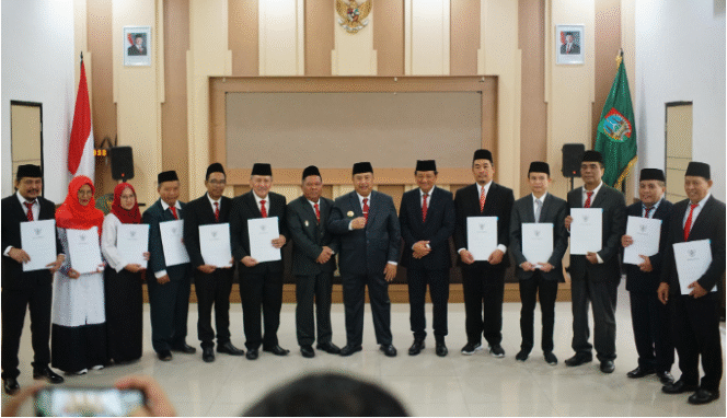 
					Bupati Jombang, Warsubi melantik 11 orang pengurus Dewan Pendidikan Jombang (DPJ) masa bhakti 20245-2030, di kantor Pemkab Jombang, Selasa 12 Agustus 2025. Foto: Diskominfo Jombang