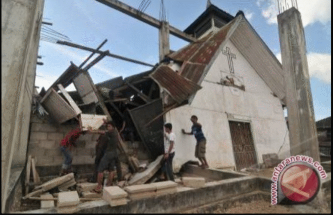 
					Gereja Elim di kota Poso robih, akibat gempa 6.0 magnetudo, yang terjadi sekitar pukul 6.30 WITA. Saat puluhan jemaat Gereja Elim sedang menjalankan kebaktian Minggu. Akibatnya sejimlah jemaaat tertimpa bangunan dan mengalami luka-luka. Foto: antaranews.id