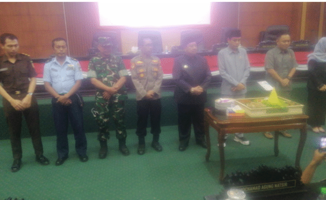 
					DPRD Jombang merayakan hari ulang tahun dewan, seusai rapat paripurna pembahasan Raperda Bank Jombang, di gedung dewan, Kamis 21 Agustus 2025. Bupati Jombang H Warsubi dan sejumlah pejabat ferkompimda mengukti acara itu hingga selesai. Foto: swarajombang.com/ priyo suwarno