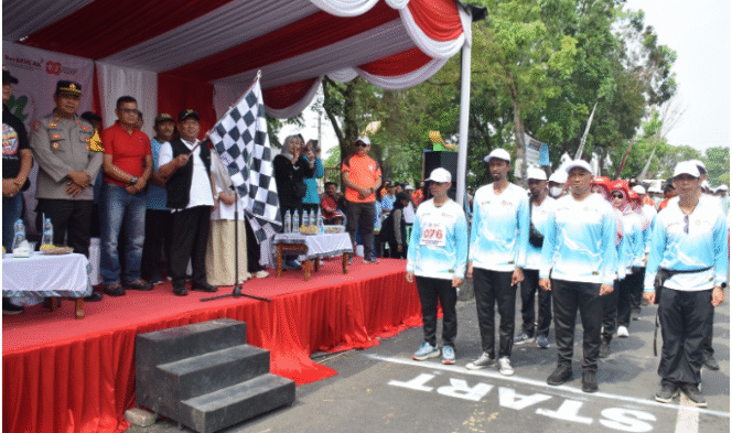 
					Wakil Bupati Jombang KH Salmanudin Yazid mengibarkan bendera star dari Pusdiklat Pramuka Ngoro ke Jombang, diikuti 99 regu menempuh jarak 18 km, Sabtu 30 Agustus 2025. Foto: Diskominfo Pemkab Jombang