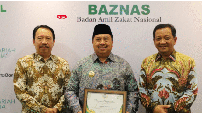 
					(Kiri ke kanan) Kepala Kepala BKAD (Badan Keuangan dan Aset Daerah) Muhammad Nashrulloh, Bupati Jombang Warsubi, Sekretaris Pemkab Jombang Agus Purnomo, hadiri acara Baznas Award 205, mendapat penghargaan sebagai Kepala Daerah Pendukung Zakat.  Foto: Diskominfo Pemkab Jombang