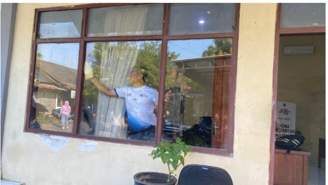 
					Bukan hanya halaman dan tampak muka saja, ASN Pemkab Jombang juga membersihkan interior kantor, kaca, dan ruang-ruang di dalam perkantoran. Mereka melakukan kerja bakti, Jumat, 15 Agustus 2025. Foto: jombangkab.go.id