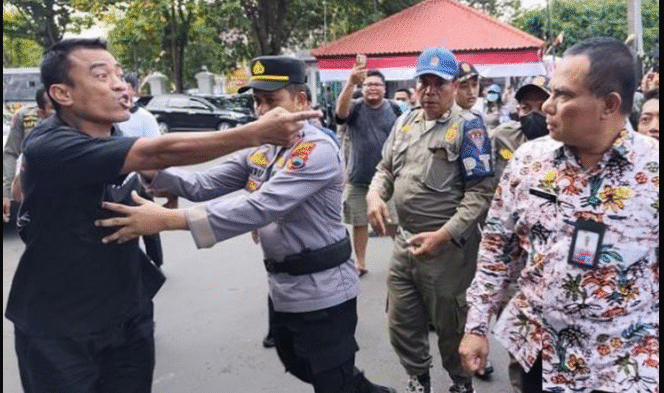 
					Warga melawan penertiban Satpol PP ketika akan ditertibkan terkait denagn Posko Perlawan Rakyat patri terhadap  kebijaksanaan Buaptri Sudewo menaikkan PBB-P2 hingga 250 %. Foto: murianews.com