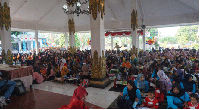 
					Meriah begitulah suasana pelaksanaan lomba mewaranai: Mamaia, diikuti sebanyak 1.500 peserta ibu dan anak yang diselenggarakan oleh IGTKI Gudo Jombang, Sabtu 9 Agustus 2025. Swarajombang,com/ Ipong Dwicahyono