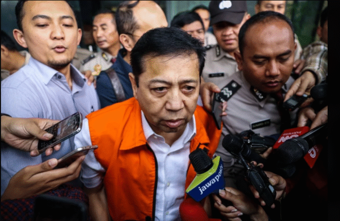 
					Setya Novanto, mantan ketua DPR RI, dijuluki sebagai mafia korupsi di DPR RI terkait dengan e-KTP senilai Rp 2,3 triliun. Diputus hukuman 14 tahun, PK ke MA berhasil diturunkan hukuman menjadi 12,5 tahun. Menjalani hukuman 8 tahun, kini bebas bersyarat. Foto: mpnindonesia.com