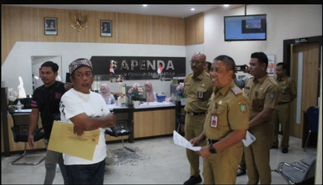 
					Ketua FRMJ, Joko Fatah Rochim beradun argumentasi dengan kerpala Bapenda Jombang, hartono, ketika melakukan protes atas kenaikkan tarif PBB-P2 hingga 400 % serta pengenaan denda keterlambatan 1% pembayara PBB P2. Foto: Dok/FRMJ