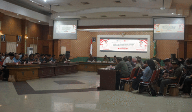 
					Pemkab Jombang bersama Persaudaraan Kepala Desa Indonesia (PKDI) menggelar konsolidasi dan audiensi di Gedung Bung Tomo, Rabu, 20 Agustus 2025. Pertemuan ini bertujuan untuk menyamakan langkah dalam rangka optimalisasi Pendapatan Asli Daerah (PAD). Foto: Diskominfo Jombang