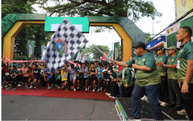 
					Bupati Jombang Wrasubi  mengibarkan bendera start lomba lari Fun Run 2025 by Exduma yang digelar di Markas Kodim 0814 Jombang pada Minggu  pagi, 24 Agustus 2025.. Foto: jombangkab.go.id