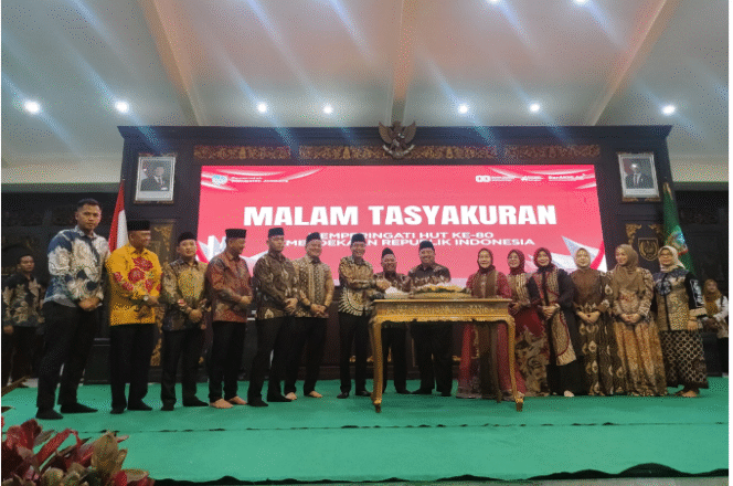 
					Bupati Jombang, H. Wrasubi memotong tumpeng sebagai ritual pada acara tasyakuran menjelang peringatan HU ke-80 Proklamasi RI, di pendopo Pemkab Jombang, Sabtu malam, 16 Agustus 2025. Foto: Jombangkab.go.id