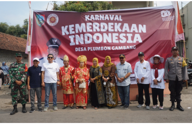
					Pemangku jabatan Forkompimca Gudo hadir bersama kepsla desa dan aparat desa Plombon Gambang, pada acara pawai karnaval Puncak Pringatan HUT ke-8 RI, dilaksanakan Sabtu 30 Agustus 2025. Foto: swarajombang.com/ ipong dwicahyono